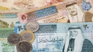 عملة أردنية من فئات عدة