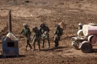 جنود إسرائيليون يجلون جنديا خلال تدريبات عسكرية سابقة