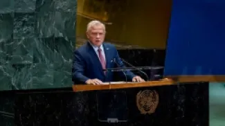 الملك عبدالله الثاني خلال إلقائه كلمة الجلسة الافتتاحية لاجتماعات الجمعية العامة للأمم المتحدة في دورتها 80