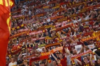 جماهير نادي روما في ملعب الأولمبيكو