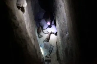 عمال المناجم يقومون بالتنقيب بأيديهم وبأدوات بدائية مقابل أجور يومية زهيدة