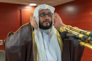 صورة لمؤذن المسجد الحرام الشيخ إبراهيم المدني