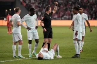 سقوط كيليان مبابي في مباراة فرنسا وتركيا