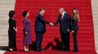 الرئيس الأمريكي دونالد ترامب والرئيس الصيني شي جين بينغ يتصافحان أمام درج الأرشيف الوطني في واشنطن