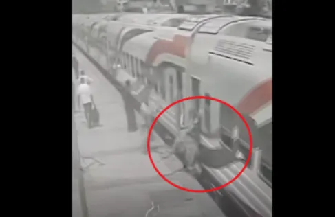 فيديو يحبس الأنفاس.. إنقاذ راكب مصري قبل سقوطه أسفل عجلات قطار