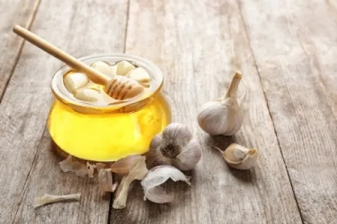 الوصفة القاتلة.. لماذا يحذر الخبراء من خليط الثوم والعسل؟