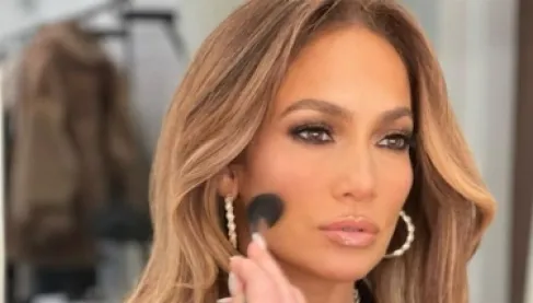 مظلة جينيفر لوبيز تثير الجدل.. فيديو من عرض أزياء يقسم الجمهور