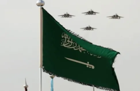 السعودية: إصابة مقيم وتضرر مصلى ومركبات إثر سقوط شظايا صاروخ في عسير