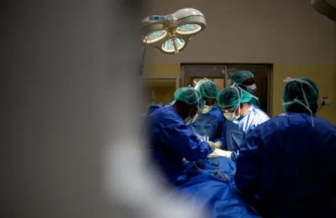 حالة طبية نادرة.. استخراج جنين من معدة طفلة مصرية