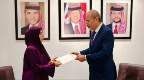 الصفدي يتسلّم رسالة موجهة إلى الملك من رئيس مجلس القيادة اليمني