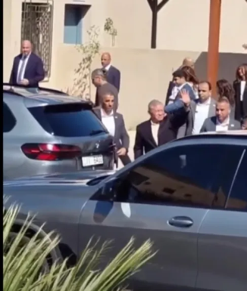الملك ترافقه الملكة يزوران مدرسة في العقبة - فيديو