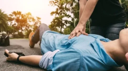 شخص ينهار أمامك فجأة.. خطوات قد تساعد في إنقاذ حياته