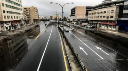 أردنيون يستيقظون على صوت المطر في عمّان