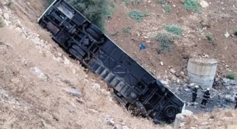 الأردن.. وفاة  شخص وإصابة أربعين آخرين َ إثر تدهور حافلة على طريق المطار