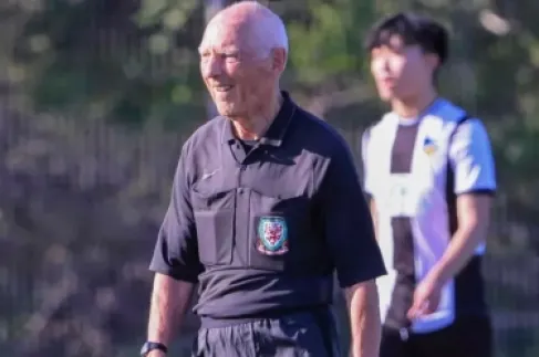 78 عاما و5 آلاف مباراة.. أكبر حكم في العالم يرفض الاعتزال