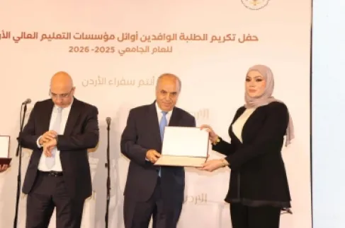 محافظة يكرم طالبة 