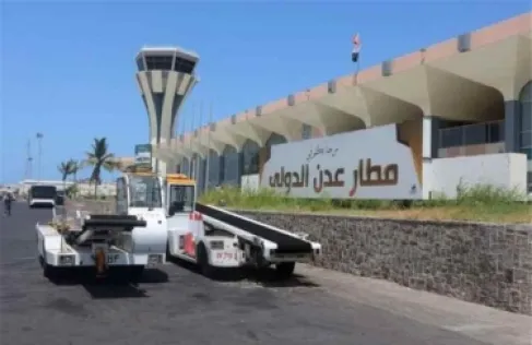 الحوثيون استهدفوا مطار عدن بصاروخين