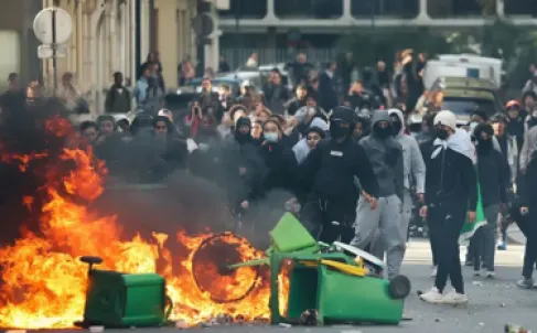 الغاز المسيل للدموع في باريس ومرسيليا مع اتساع الاحتجاجات الطلابية في فرنسا