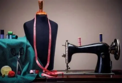 الأردن .. خياط أمام المحكمة بسبب قبلة في الهواء لزبونة .. وهذا ما قرره القضاء