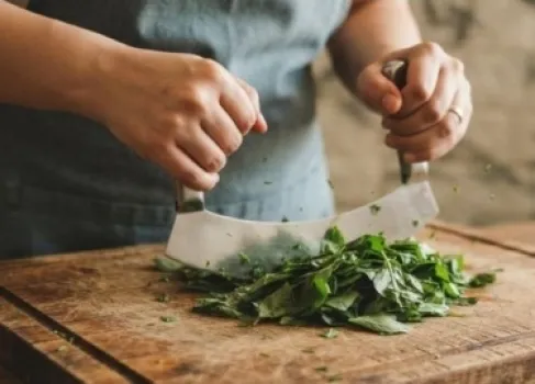 الأردن.. السجن لشاب اعتدى على والدته وأشقائه بمخرطة ملوخية