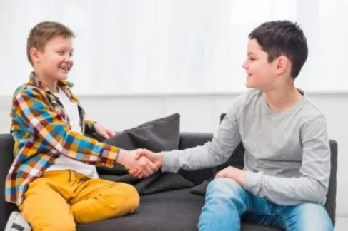 ليس دور الأم وحدها.. كيف يتعلم الأولاد احترام الآخرين؟