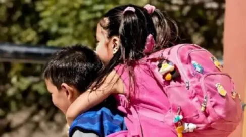 فيديو لطفل يحمل شقيقته يشعل التواصل في الجزائر.. مطالب بتكريمه