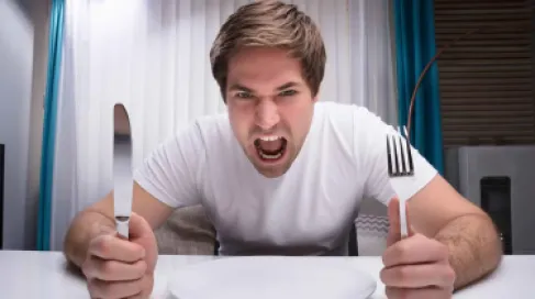 غضبك المفاجئ عند الجوع ليس طبعاً سيئاً.. هذا ما يفعله بدماغك وجسمك
