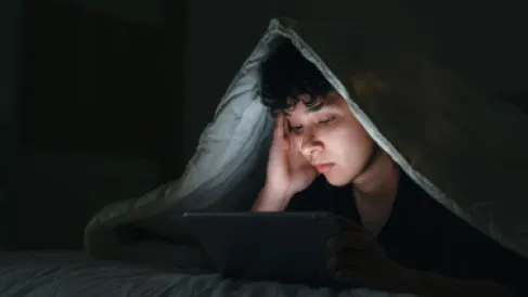 هل تمنح طفلك هاتفاً في سن 12؟.. دراسة تكشف مفاجأة بشأن اضطرابات الأكل