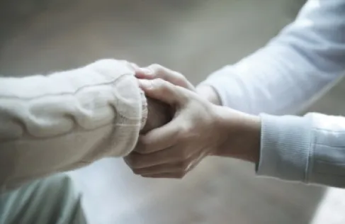 مفاجأة علمية: مساعدة الآخرين تجعل الدماغ أكثر شبابا