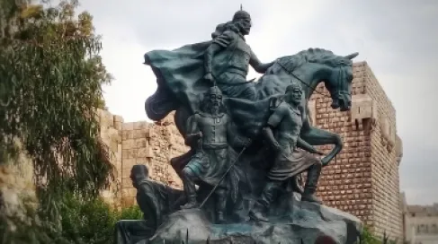 نقل تمثال صلاح الدين الأيوبي يفتح باب التأويلات في دمشق.. من الصيانة إلى السياسة والسخرية