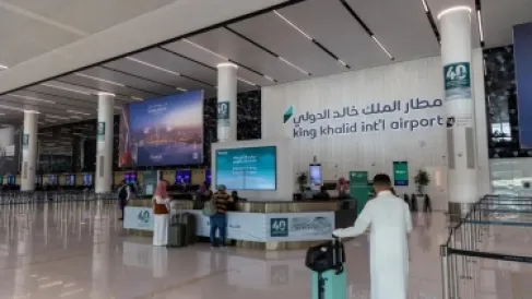 وفاة 3 سعوديين وإصابة آخرين نتيجة استهداف مطار الرياض