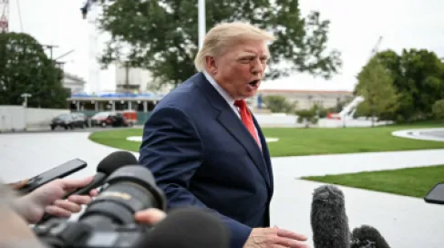 ترمب يلوّح بقرار بشأن الهجمات على الرياض
