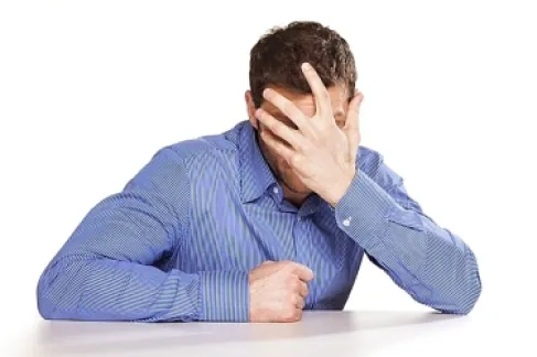 لماذا نشعر بالإحراج عندما يمدحنا الآخرون؟