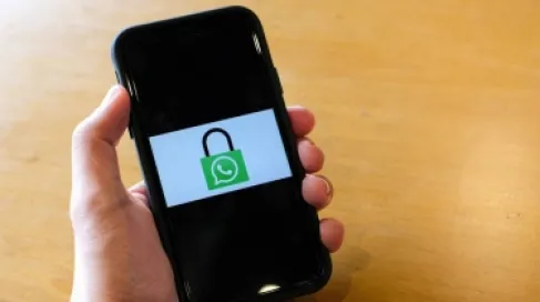 أندرويد وآيفون.. ماذا تعني علامة القفل وألوان الرسائل على هاتفك؟