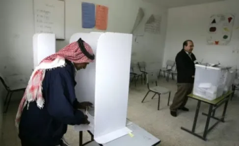 فرنسا تدعو السلطة الفلسطينية إلى التراجع عن تأجيل الانتخابات
