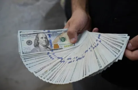 الدولار عند أعلى مستوى في 18 شهرا