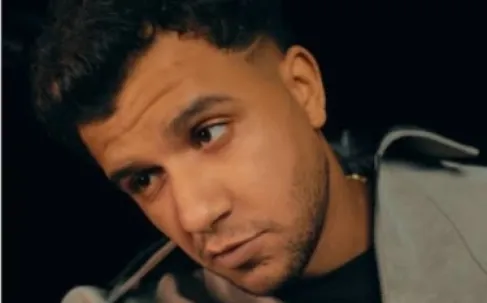 منع مغنٍّ مصري من الغناء 6 شهور بعد ظهوره في فيديو مثير