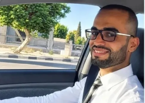 توفي جراء الاعتداء على مطار الرياض .. الاردنيون يشيّعون جثمان محمود البرقاوي - فيديو