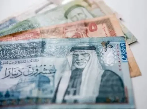 زيادة الـ30 دينارا تثير الجدل.. نائب اردني ينتقد سقف الـ600 دينار