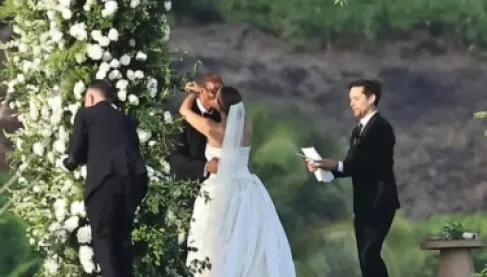 بعد طلاقهما بأسابيع.. توبي ماغواير يتولى مراسم زفاف طليقته بحضور نجوم هوليوود