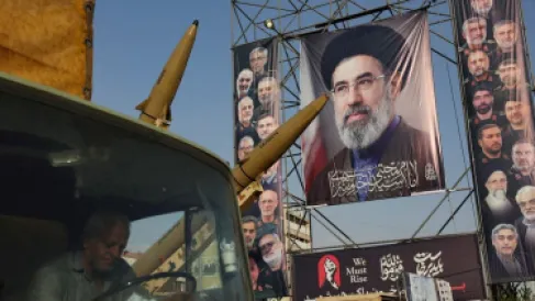 إيران تحصن دفاعاتها.. وتلوح برد أعنف على أي هجوم أميركي