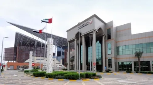 أبوظبي: حبس معلم عامين وإبعاده لاعتدائه على 4 طلاب