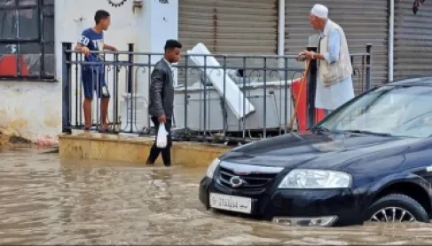 سيول تضرب طرابلس الليبية.. وفاة موظف وغرق سيارات وإغلاق طرق