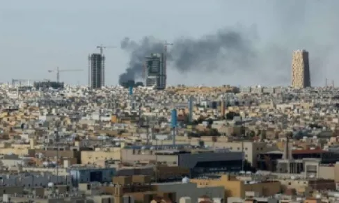 إصابة 4 أشخاص وتضرر 15 منزلاً في الرياض جراء شظايا صاروخين حوثيين