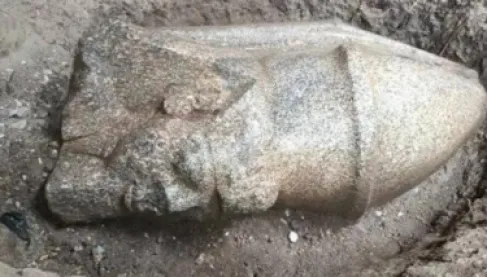 مصر.. أول تعليق لمزارع اكتشف بالصدفة تمثالين للملك رمسيس الثاني