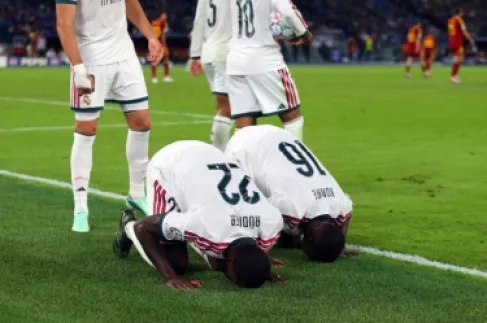 بالفيديو.. (سجدة المسلمَين) روديغر وكوناتي بعد ريمونتادا الريال تخطف الانظار