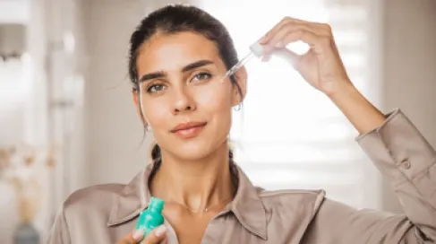 خلف البشرة الزجاجية... السيروم يصنع الفرق
