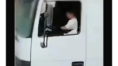 الحبس وغرامة 500 دينار وحجز المركبة.. عقوبات قيادة الأحداث دون رخصة