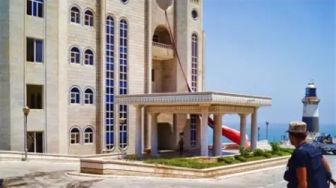 هجوم بصواريخ باليستية يستهدف قصر معاشيق الرئاسي في عدن
