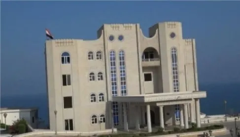 الحوثيون يعلنون استهداف مقر إقامة الرئيس اليمني في عدن - فيديو